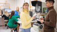 Mobile Software Developer | Studia I stopnia w Poznaniu | Uniwersytet WSB Merito w Poznaniu: Studenci w laboratorium technicznym pracują z nowoczesnym sprzętem, ucząc się praktycznych umiejętności inżynierskich.
