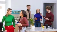Wyniki wyszukiwania | Uniwersytet WSB Merito w Poznaniu: Grupa młodych osób spędza czas w kuchni przy kawie