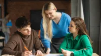 Zarządzanie | Studia II stopnia ze studiami podyplomowymi w Poznaniu | Uniwersytet WSB Merito w Poznaniu: Poznań - zniżki i dofinansowania - troje studentów nad książkami