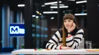 Bankowość cyfrowa | Studia podyplomowe w Poznaniu | Uniwersytet WSB Merito w Poznaniu: Główna grafika: Poznań - studia podyplomowe - Uczestniczka studiów podyplomowych podczas sesji zdjęciowej w tle logo Merito