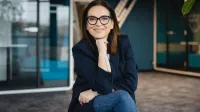 Psychologia reklamy i komunikacji | Studia podyplomowe w Poznaniu | Uniwersytet WSB Merito w Poznaniu: Główna grafika: Poznań- studia podyplomowe - Uczestniczka studiów podyplomowych podczas sesji zdjęciowej