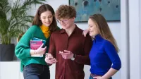 Wyniki wyszukiwania | Uniwersytet WSB Merito w Poznaniu: Grafika główna: poznaj WSB Merito Poznań - studenci podczas przerwy między zajęciami
