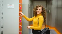 Psychologia sprzedaży | Studia II stopnia ze studiami podyplomowymi  | Uniwersytet WSB Merito w Poznaniu: dziewczyna otwiera szafkę na klucz na uczelni