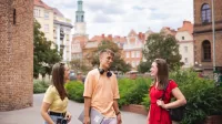 Angielska (English for Project Management) | Studia II stopnia ze studiami podyplomowymi  | Uniwersytet WSB Merito w Poznaniu: 2 dziewczyny i chłopak rozmawiają w centrum miasta Poznania
