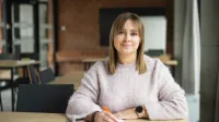 Finanse publiczne i podatki | Studia II stopnia w Poznaniu | Uniwersytet WSB Merito w Poznaniu: Uśmiechnięta studentka aktywna na zajęciach
