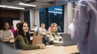 Rachunkowość i audyt finansowy | Studia II stopnia w Poznaniu | Uniwersytet WSB Merito w Poznaniu: Studenci z zaciekawieniem słuchają wykładu.