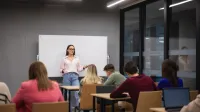 Zaawansowane systemy baz danych | Studia II stopnia w Poznaniu | Uniwersytet WSB Merito w Poznaniu: Zdjęcie sali wykładowej, pełnej aktywnych studentów.