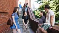 Finanse przedsiębiorstw i podatki ACCA | Studia I stopnia w Poznaniu | Uniwersytet WSB Merito w Poznaniu: Grupa studentów rozmawiających na schodach starego browaru