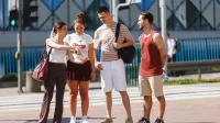 Menedżer ESG | Studia I stopnia w Poznaniu | Uniwersytet WSB Merito w Poznaniu: Grupa studentów na przejściu dla pieszych