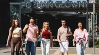 Podatki i doradztwo podatkowe | Studia I stopnia w Poznaniu | Uniwersytet WSB Merito w Poznaniu: Studenci na tle stacji "Poznań Główny"