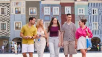 Zarządzanie łańcuchem dostaw | Studia II stopnia w Poznaniu | Uniwersytet WSB Merito w Poznaniu: Grupa spacerujących studentów na poznańskim rynku.