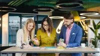 Neurodietetyka | Studia podyplomowe w Poznaniu | Uniwersytet WSB Merito w Poznaniu: skupieni studenci nad zadaniem