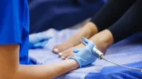 Podiatria | Studia I stopnia w Poznaniu | Uniwersytet WSB Merito w Poznaniu: kobiety wykonują zabiegi podologiczne w gabinecie