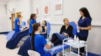 Podiatria | Studia I stopnia w Poznaniu | Uniwersytet WSB Merito w Poznaniu: kobiety wykonują zabiegi podologiczne w gabinecie