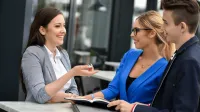 Administracja | Studia I stopnia w Poznaniu | Uniwersytet WSB Merito w Poznaniu: grupa ludzi rozmawia w biurze