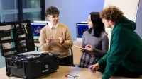 Bezpieczeństwo wewnętrzne | Studia I stopnia w Poznaniu | Uniwersytet WSB Merito w Poznaniu: Grupa studentów omawia materiały podczas zajęć