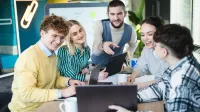 Informatyka (Information Technology) | Studia II stopnia w Poznaniu | Uniwersytet WSB Merito w Poznaniu: grupa omawia projekt