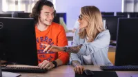 Inżynieria zarządzania - studia inżynierskie | Studia I stopnia w Poznaniu | Uniwersytet WSB Merito w Poznaniu: dwie osoby rozmawiają przy laptopie