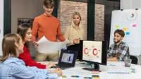Marketing i sprzedaż | Studia I stopnia w Poznaniu | Uniwersytet WSB Merito w Poznaniu: grupa analizuje dokumenty