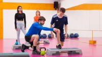 Podiatria sportowa | Studia I stopnia w Poznaniu | Uniwersytet WSB Merito w Poznaniu: grupa uczniów ćwiczy na sali gimnastycznej
