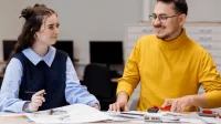 Administracja i finanse samorządowe | Studia I stopnia w Poznaniu | Uniwersytet WSB Merito w Poznaniu: mężczyzna i kobieta przeglądają dokumenty