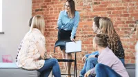 Filologia | Studia II stopnia w Poznaniu | Uniwersytet WSB Merito w Poznaniu: grupa prowadzi rozmowę