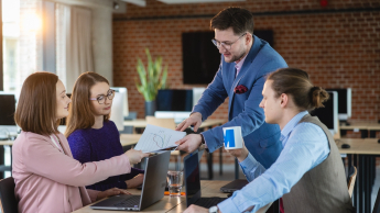 Copywriting sprzedażowy z AI | Studia podyplomowe w Poznaniu | Uniwersytet WSB Merito w Poznaniu: Główna grafika: Poznań - studia podyplomowe - Uczestnicy studiów podyplomowych podczas zajęć