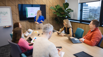 Social media i influencer marketing | Studia podyplomowe w Poznaniu | Uniwersytet WSB Merito w Poznaniu: Główna grafika: Poznań - studia podyplomowe - Uczestnicy studiów podyplomowych podczas zajęć
