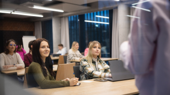 Rachunkowość i audyt finansowy | Studia II stopnia w Poznaniu | Uniwersytet WSB Merito w Poznaniu: Studenci z zaciekawieniem słuchają wykładu.
