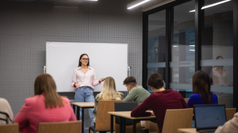 Zaawansowane systemy baz danych | Studia II stopnia w Poznaniu | Uniwersytet WSB Merito w Poznaniu: Zdjęcie sali wykładowej, pełnej aktywnych studentów.