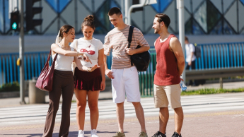 Menedżer ESG | Studia I stopnia w Poznaniu | Uniwersytet WSB Merito w Poznaniu: Grupa studentów na przejściu dla pieszych
