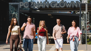 Podatki i doradztwo podatkowe | Studia I stopnia w Poznaniu | Uniwersytet WSB Merito w Poznaniu: Studenci na tle stacji "Poznań Główny"