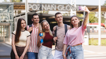 Rachunkowość i audyt finansowy | Studia II stopnia w Poznaniu | Uniwersytet WSB Merito w Poznaniu: Selfie studentów na kultowym dworcu PKP w Poznaniu