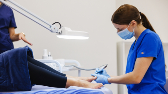 Podiatria | Studia I stopnia w Poznaniu | Uniwersytet WSB Merito w Poznaniu: kobiety wykonują zabiegi podologiczne w gabinecie