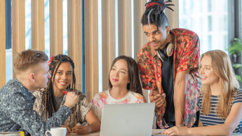Filologia | Studia I stopnia w Poznaniu | Uniwersytet WSB Merito w Poznaniu: grupa rozmawia przy biurku