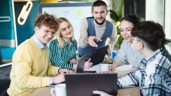 Informatyka (Information Technology) | Studia II stopnia w Poznaniu | Uniwersytet WSB Merito w Poznaniu: grupa omawia projekt