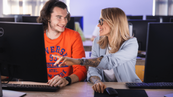 Inżynieria zarządzania - studia inżynierskie | Studia I stopnia w Poznaniu | Uniwersytet WSB Merito w Poznaniu: dwie osoby rozmawiają przy laptopie