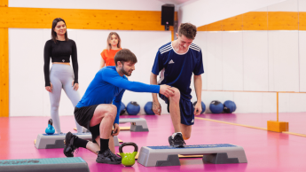 Podiatria sportowa | Studia I stopnia w Poznaniu | Uniwersytet WSB Merito w Poznaniu: grupa uczniów ćwiczy na sali gimnastycznej