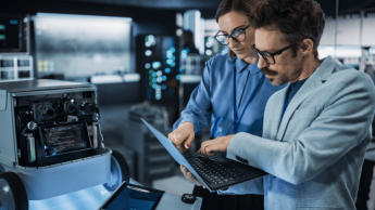 Zarządzanie cyberbezpieczeństwem | Studia II stopnia w Poznaniu | Uniwersytet WSB Merito w Poznaniu: dwóch mężczyzn w garniturach w pomieszczeniu informatycznym