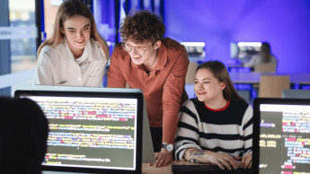 Informatyka (Information Technology) | Studia II stopnia w Poznaniu | Uniwersytet WSB Merito w Poznaniu: grupa studentów w sali informatycznej