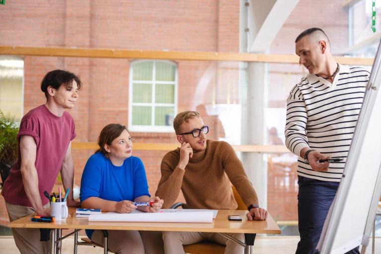 Nasze wartości | Uniwersytet WSB Merito w Poznaniu: studenci przy biurku, Poznań