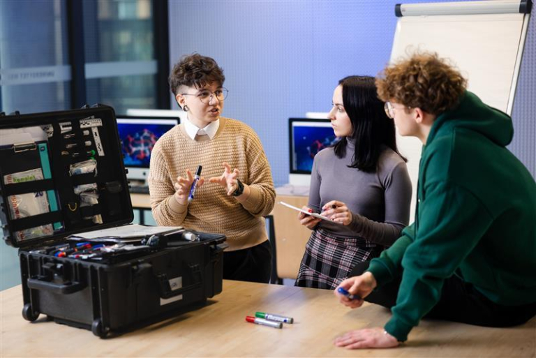 Informatyka (4 semestralna) | Studia II stopnia w Poznaniu | Uniwersytet WSB Merito w Poznaniu: poznan_lic_bezpieczenstwo_wewnetrzne_studenci z walizką kryminalistyczną