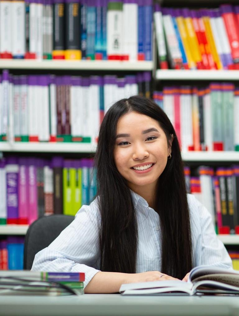 Hospitality Manager | Studia II stopnia w Poznaniu | Uniwersytet WSB Merito w Poznaniu: Poznań_Zasady rekrutacji I stopień_studentka w bibliotece