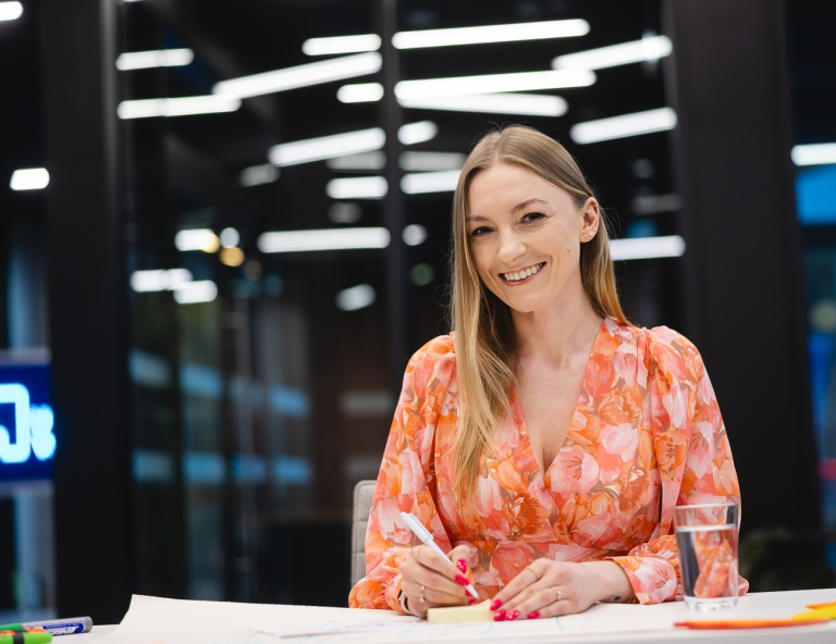 Event Manager | Studia podyplomowe w Poznaniu | Uniwersytet WSB Merito w Poznaniu: Główna grafika: Poznań - studia podyplomowe - Uczestnicy studiów podyplomowych podczas sesji zdjęciowej