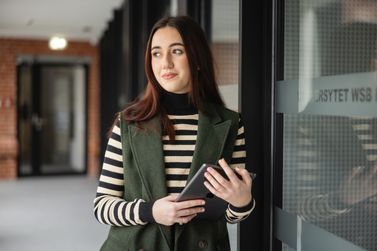 Menedżer ESG | Studia I stopnia w Poznaniu | Uniwersytet WSB Merito w Poznaniu: Studentka a biznesowej aranżacji.