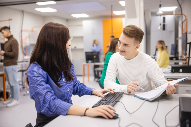 Ogólnopolski program studiów podyplomowych dla pracowników Publicznych Służb Zatrudnienia | Uniwersytet WSB Merito w Poznaniu: Studenci podczas zajęć w labolatorium informatycznym.