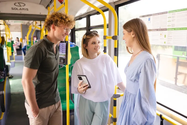 Controlling i zarządzanie finansami przedsiębiorstw | Studia II stopnia w Poznaniu | Uniwersytet WSB Merito w Poznaniu: Poznań - stypendia i zniżki II stopień - studenci w tramwaju