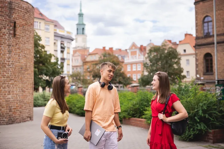 Finanse osobiste | Studia I stopnia w Poznaniu | Uniwersytet WSB Merito w Poznaniu: 2 dziewczyny i chłopak rozmawiają w centrum miasta Poznania