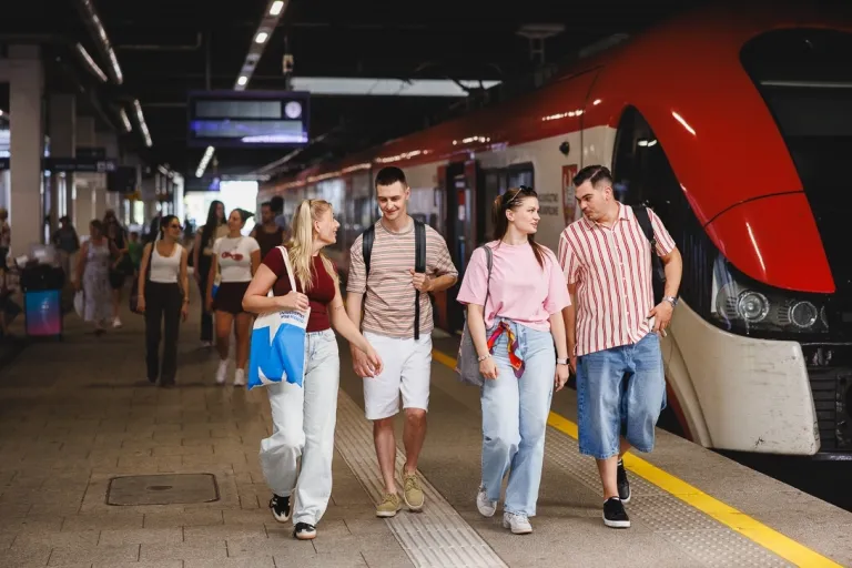Bankowość | Studia I stopnia w Poznaniu | Uniwersytet WSB Merito w Poznaniu: Studenci spacerujący z pociągu na uczelnie.