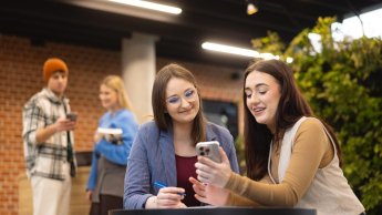 Университет ВСБ Мерито в Познани | Университеты ВСБ Мерито: studentki ze smartfonem